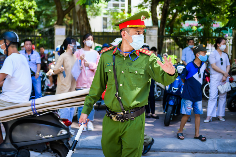 Công an các phường, xã, quận, huyện trên địa bàn Thủ đô đã triển khai lực lượng xuống từng điểm thi nhằm đảm bảo trật tự, an toàn giao thông giúp phụ huynh và học sinh đến các điểm trường này được thuận tiện và an toàn. (Ảnh: PV/Vietnam+)