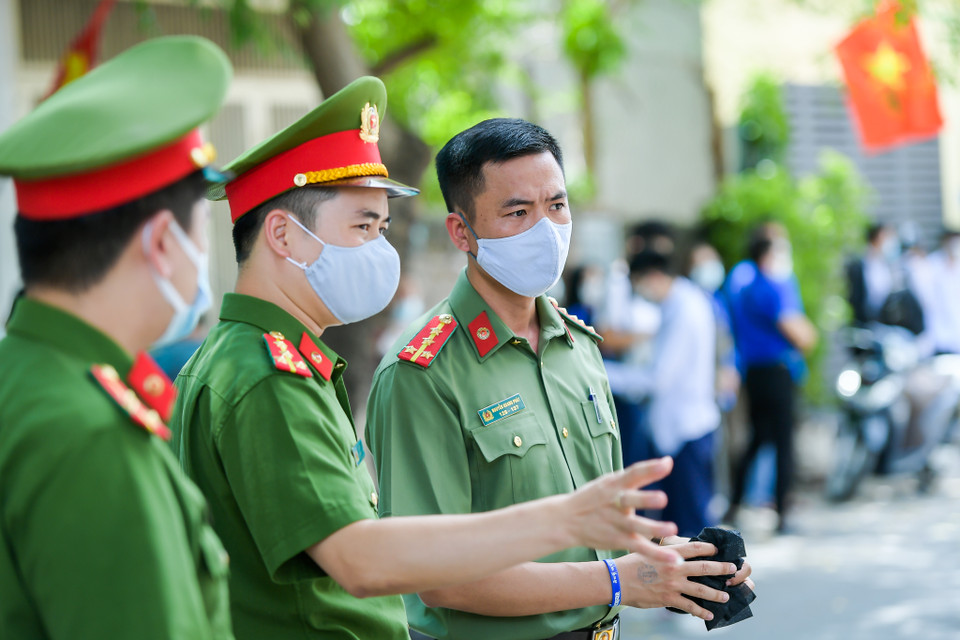 Trong mỗi mùa thi, hình ảnh các lực lượng tham gia tiếp sức cho các thí sinh tại các điểm thi không còn lạ lẫm. (Ảnh: PV/Vietnam+)