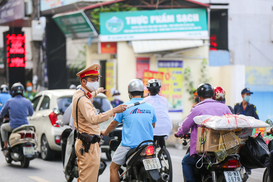 Lực lượng cảnh sát giao thông tham gia điều tiết, giải toả ùn tắc tại một số điểm thi. (Ảnh: PV/Vietnam+)