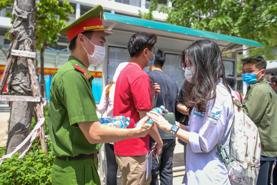 Tại điểm thi trường Đại học Phòng cháy chữa cháy, lực lượng công an đã triển khai lực lượng nhằm hỗ trợ thí sinh trong suốt quá trình dự thi đồng thời đảm bảo an ninh, trật tự. (Ảnh: PV/Vietnam+)