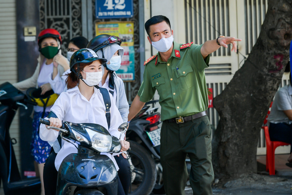 Lực lượng cảnh sát giao thông, cảnh sát trật tự và các lực lượng khác phối hợp cùng công an phường, các tổ tự quản tại địa phương tăng cường tuần tra, kiểm soát, tổ chức phân luồng, giữ gìn an ninh trật tự, không để xảy ra tình trạng ùn tắc phức tạp về an toàn giao thông. (Ảnh: PV/Vietnam+)