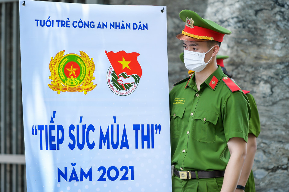 Do ảnh hưởng của dịch COVID-19 nên kỳ thi năm nay được tổ chức chặt chẽ hơn, trong suốt quá trình các em làm bài thi, bên ngoài trường luôn có các cán bộ chiến sỹ công an túc trực đề phòng các tình huống đột xuất bất ngờ. (Ảnh: PV/Vietnam+)