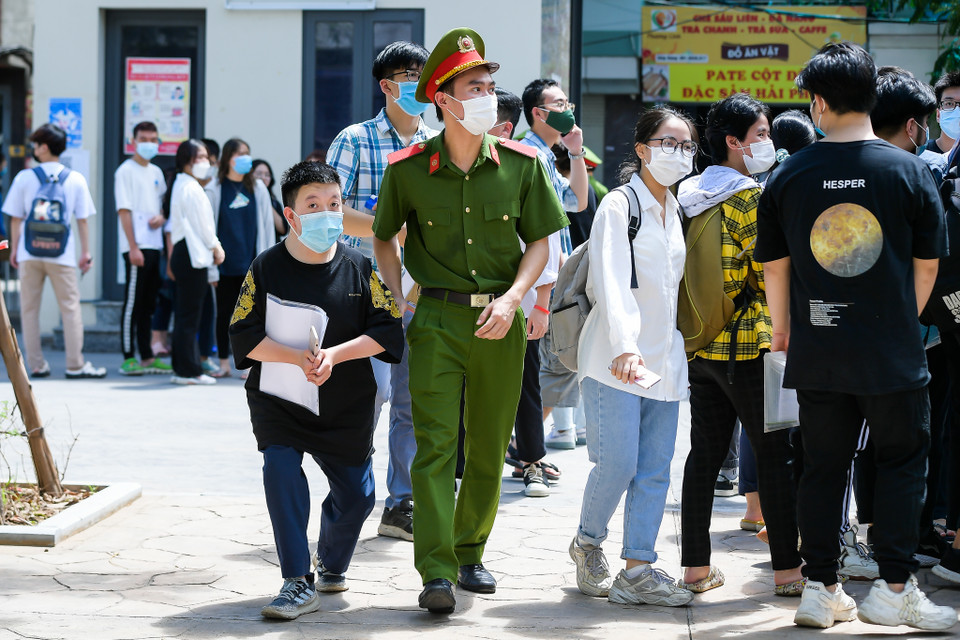 Lực lượng công an hỗ trợ các thí sinh có trường hợp đặc biệt, giúp các em có một buổi thi an toàn, hiệu quả. (Ảnh: PV/Vietnam+)