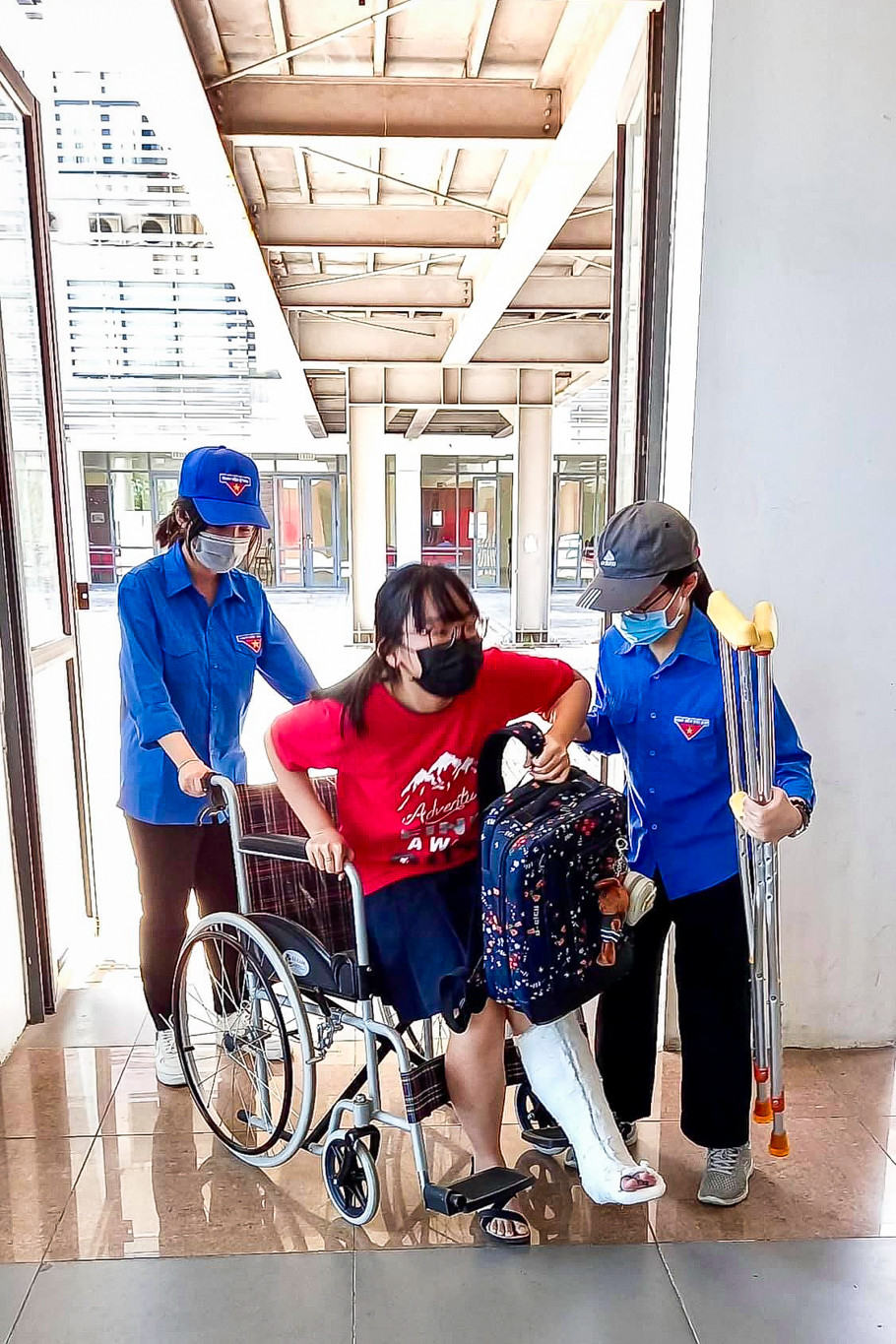 Năm nay cũng tròn 20 năm chương trình 'Tiếp sức mùa thi' giai đoạn 2001-2021. Hình ảnh những chiến sĩ áo xanh trong 20 năm qua đã lan tỏa những giá trị nhân văn và tốt đẹp trong cộng đồng. (Ảnh: PV/Vietnam+)