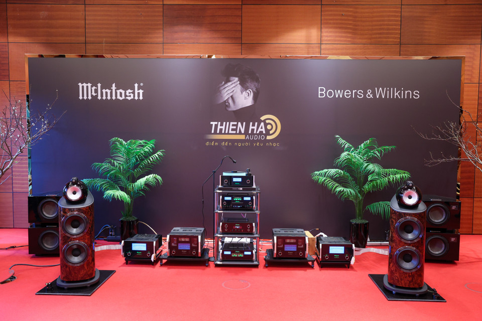 𝐁&amp;𝐖 𝟖𝟎𝟏 𝐃𝟒 𝐒𝐢𝐠𝐧𝐚𝐭𝐮𝐫𝐞 giá hơn 1 tỉ là mẫu loa cột đầu bảng, lớn nhất và cao cấp nhất hiện nay của Bowers &amp; Wilkins. (Ảnh: Minh Sơn/Vietnam+)