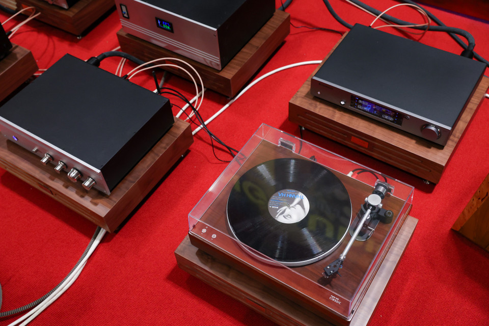 Ngoài ra, các sản phẩm sản xuất của Việt Nam cũng chiếm ưu thế mạnh mẽ tại triển lãm với tổng cộng 5 phòng trưng bày các sản phẩm sản xuất trong nước đến từ các thương hiệu Paramax, Sounder, Khang audio với mức giá giúp cho đông đảo người tiêu dùng dễ tiếp cận. (Ảnh: Minh Sơn/Vietnam+)