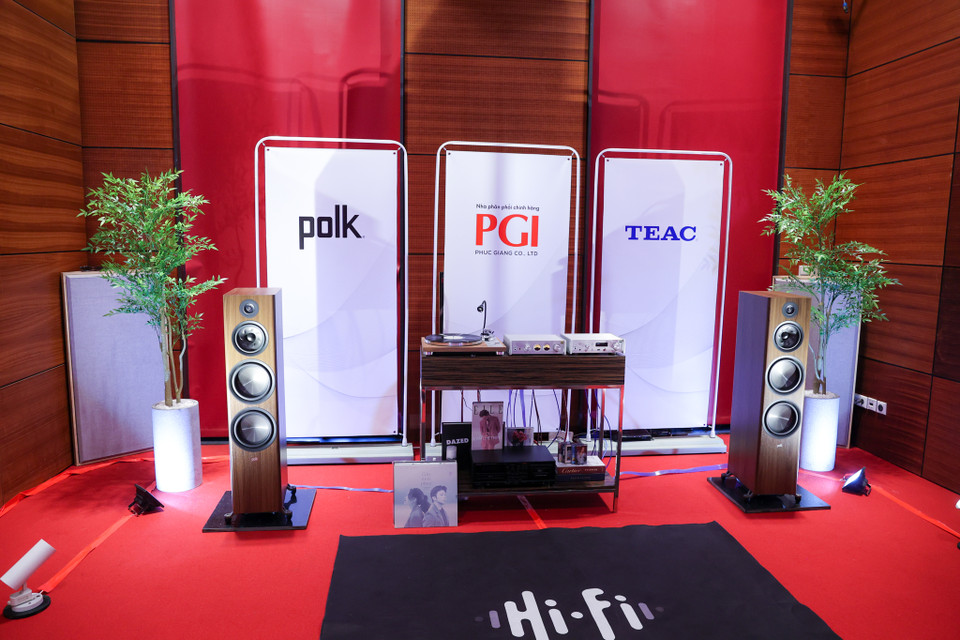 Các phòng trưng bày cũng chia thành các xu thế chơi mới như ultra hi-end dành cho người có thu nhập cao với thú chơi xa xỉ, các mặt hàng hi-fi ngoài những công nghệ hiện đại cũng bắt kịp xu thế hoài cổ, thuần analog trên các thiết bị, karaoke cũng tích hợp nhiều tính năng 'all in one' tất cả các sản phẩm đều vì một mục tiêu thuận tiện, dễ dàng sử dụng. (Ảnh: Minh Sơn/Vietnam+)