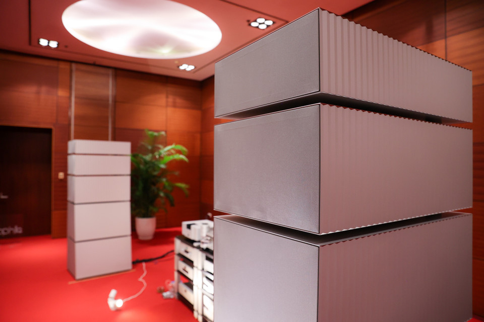 Đây là một trong những kiểu loa active (tích hợp sẵn amply) hiếm hoi trong phân khúc loa cao cấp. (Ảnh: Minh Sơn/Vietnam+)