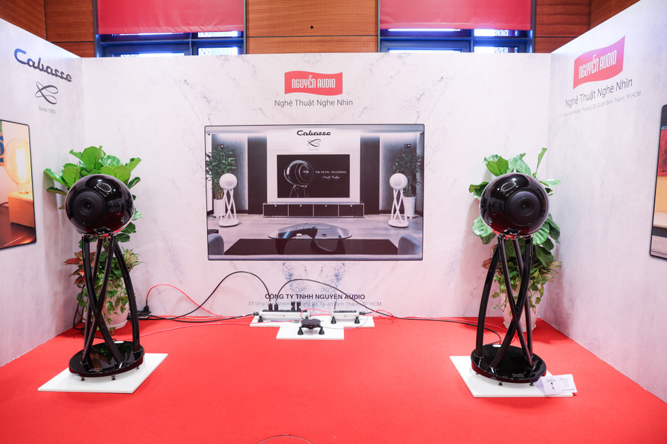 Loa 𝐂𝐚𝐛𝐚𝐬𝐬𝐞 𝐓𝐡𝐞 𝐏𝐞𝐚𝐫𝐥 𝐏𝐞𝐥𝐞𝐠𝐫𝐢𝐧𝐚 có giá hơn 1 tỉ đồng được lấy tên gọi từ viên ngọc trai 55 carat quý hiếm nhất trên thế giới. Mỗi chiếc loa Cabasse The Pearl Pelegrina đều là một tuyệt tác nghệ thuật tạo hình cùng với công nghệ âm thanh tuyệt đỉnh. (Ảnh: Minh Sơn/Vietnam+)