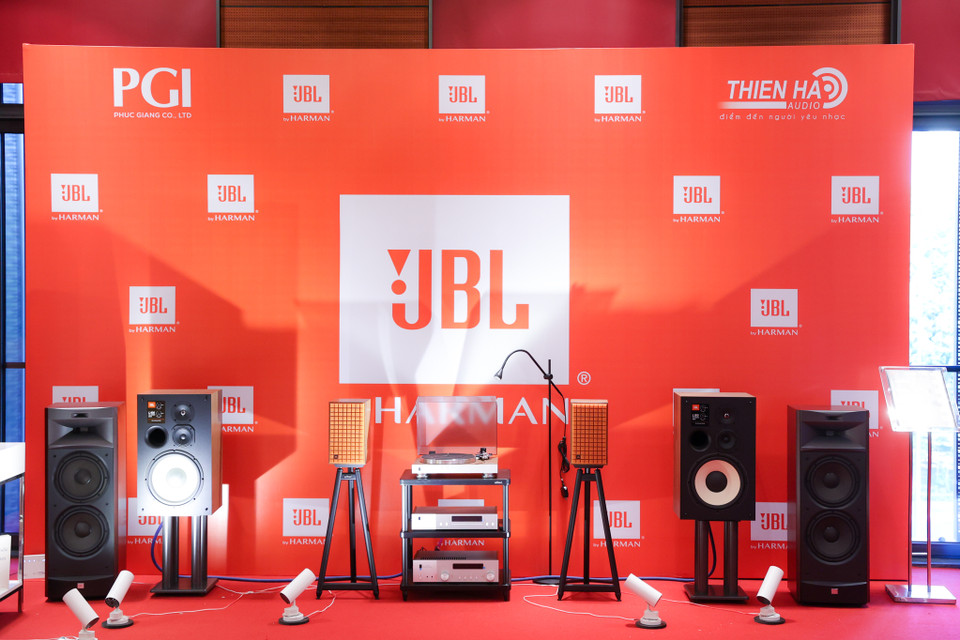 Bà Đỗ Như Quỳnh, đại diện ban tổ chức cho biết các phòng trưng bày được chia thành các hạng mục chính theo xu thế của người chơi âm thanh, gồm: Ultra Hi-end, dành cho người có thú chơi âm thanh xa xỉ; mặt hàng Hi-Fi hướng tới công nghệ hiện đại hoặc xu thế mới như hoài cổ, thuần analog. (Ảnh: Minh Sơn/Vietnam+)