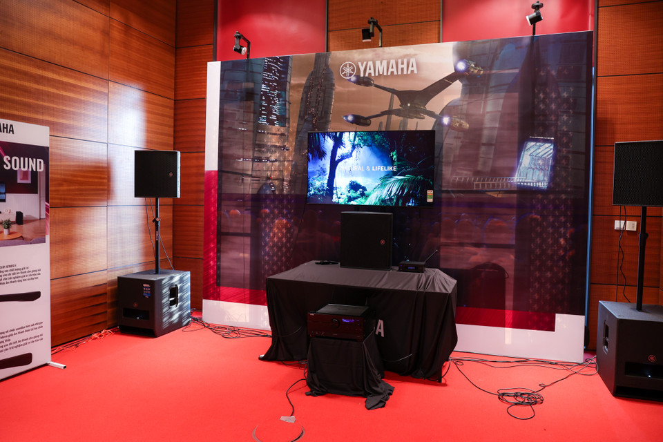 Hãng Yamaha mang đến AVShow lần này hệ thống âm thanh sống động với bộ loa giúp người dùng cảm giác như trong rạp chiếu phim thực thụ. (Ảnh: Minh Sơn/Vietnam+)
