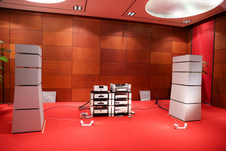 Đắt tiền nhất trong số những thiết bị tại AVShow lần này là hệ thống Gaia, được mệnh danh là "siêu loa" của hãng Goldmund, với giá gần 20 tỷ đồng, do Thanh Tùng Audio trình diễn. (Ảnh: Minh Sơn/Vietnam+)