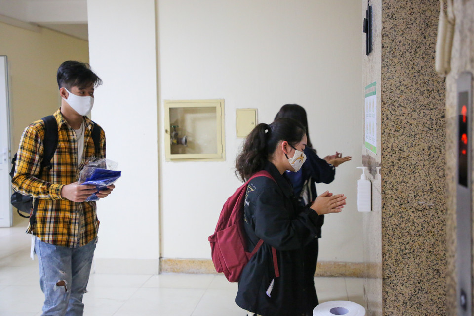 Nhà trường cũng khuyến cáo các sinh viên khi đến trường cần thực hiện nghiêm túc các biện pháp phòng chống dịch bệnh theo hướng dẫn của Bộ Y tế. (Ảnh: Minh Sơn/Vietnam+)