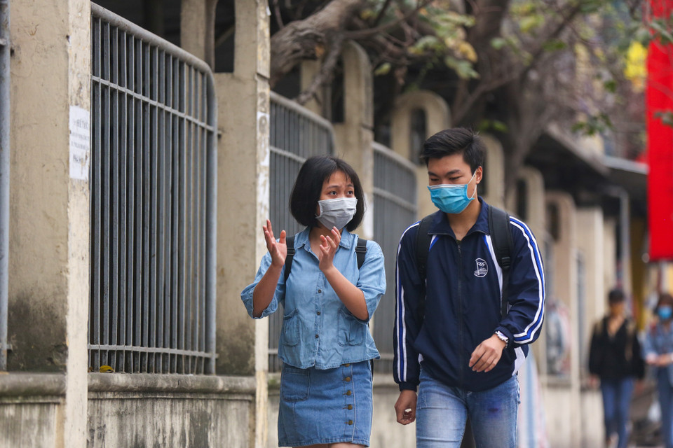 Hầu hết các sinh viên đều thực hiện biện pháp phòng tránh dịch lây lan như đeo khẩu trang, rửa tay bằng nước sát khuẩn trước khi vào trường. (Ảnh: Minh Sơn/Vietnam+)