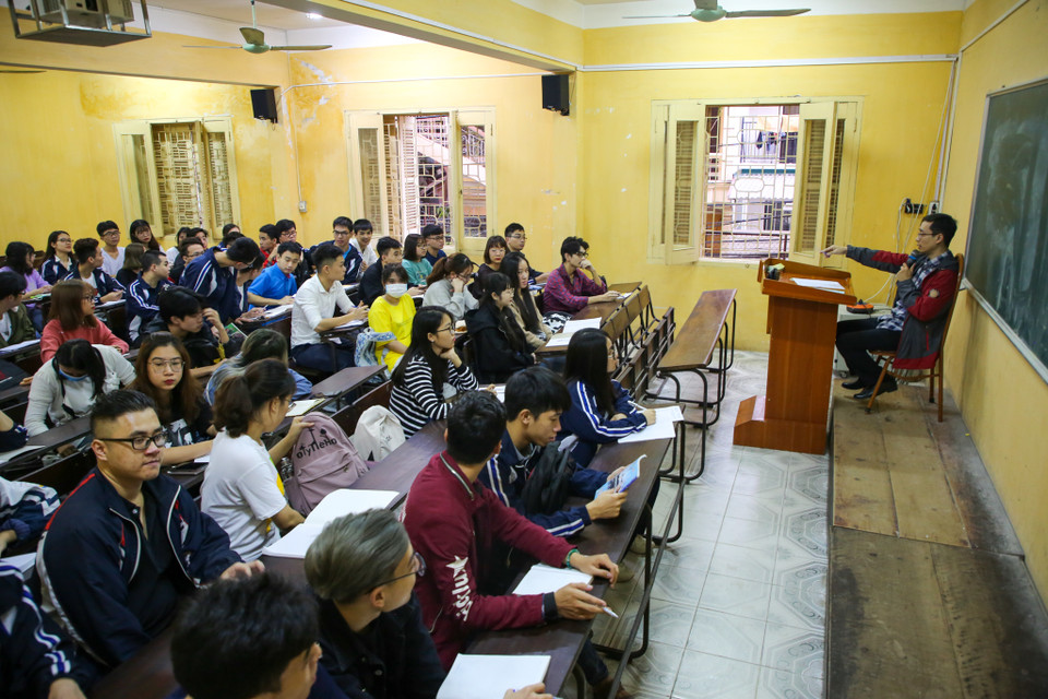 Theo ghi nhận tại điểm trường Khoa học Tự nhiên, các sinh viên đều đi học đúng giờ đầy đủ theo quy định. (Ảnh: Minh Sơn/Vietnam+)