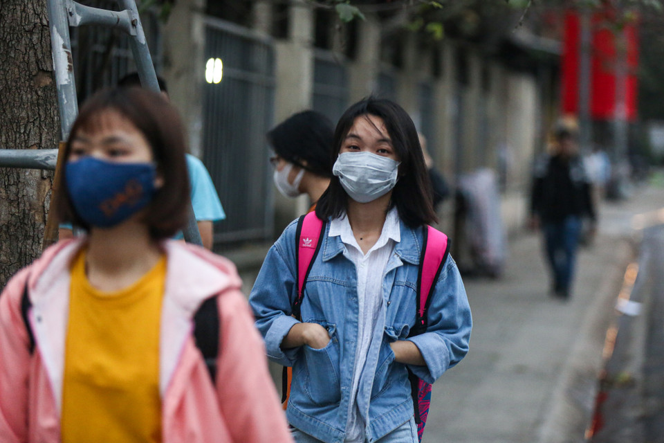 Được biết, nhà trường đã triển khai các biện pháp khử trùng lần cuối, chuẩn bị sẵn sàng các dụng cụ vệ sinh cho sinh viên (xà phòng + nước rửa tay), hướng dẫn giảng viên và nhân viên trong trường có phương án xử lý khi thấy có vấn đề bất thường. (Ảnh: Minh Sơn/Vietnam+)