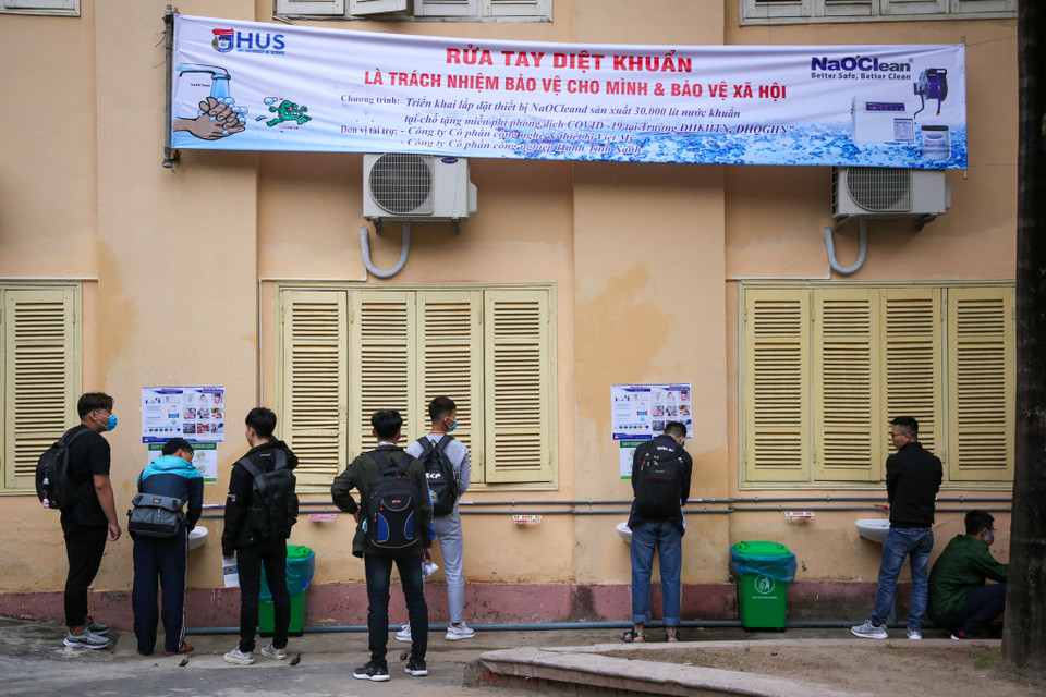 Trong khuôn viên trường Đại học Khoa học Tự nhiên cũng lắp đặt thêm các bồn rửa tay với thiết bị và dung dịch diệt khuẩn mới. (Ảnh: Minh Sơn/Vietnam+)