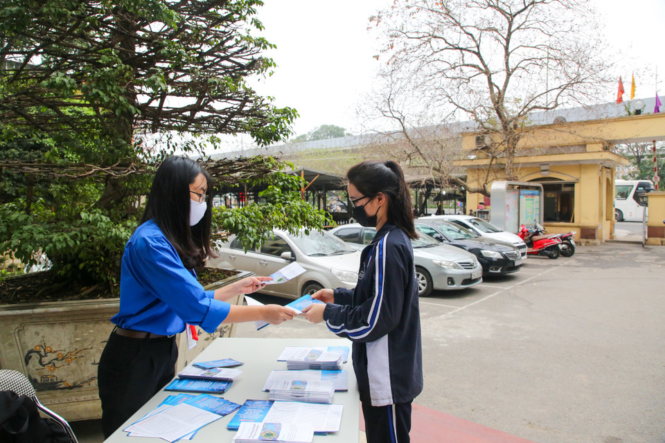 Các trường thuộc hệ thống Đại học Quốc gia Hà Nội cũng đã tích cực thực hiện các biện pháp tuyên truyền, phòng ngừa dịch trong những ngày sinh viên đi học trở lại. (Ảnh: Minh Sơn/Vietnam+)