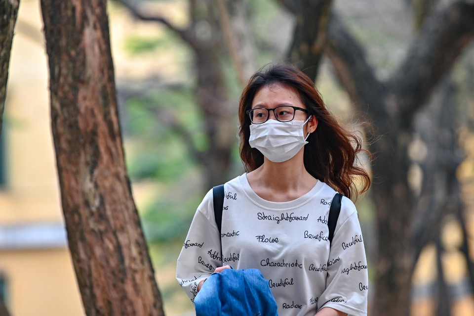 Bạn Phan Thị Lan Anh (Khoa Vật Lý, Trường Đại học Khoa học Tự nhiên) cho biết cảm thấy rất vui vì được đi học lại sau kỳ nghỉ dài. Bạn cũng cho biết trường vẫn chưa thông báo lịch học bù cụ thể cho các sinh viên. (Ảnh: Minh Sơn/Vietnam+)