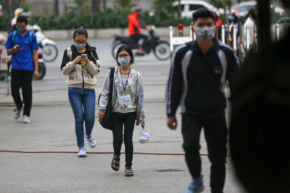 Ghi nhận trong sáng 2/3 tại các điểm trường Đại học Khoa học xã hội và Nhân văn, Đại học Khoa học Tự nhiên, các sinh viên đã bắt đầu đi học lại rất đông. (Ảnh: Minh Sơn/Vietnam+)