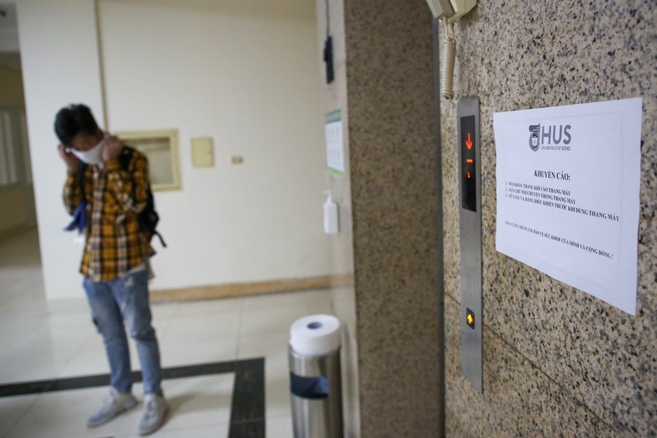 Tại các điểm đông người dễ lây truyền bệnh, nhà trường cũng đã chuẩn bị nước rửa tay sát khuẩn, treo bảng khuyến cáo để sinh viên, giáo viên nhà trường nắm bắt thực hiện. (Ảnh: Minh Sơn/Vietnam+)