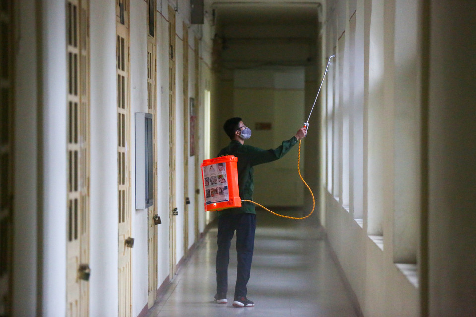 Ngoài việc phát tờ rơi, cẩm nang phòng tránh dịch, các trường cũng liên tục thực hiện công tác khử trùng tại phòng học, hành lang, khuôn viên trường. (Ảnh: Minh Sơn/Vietnam+)