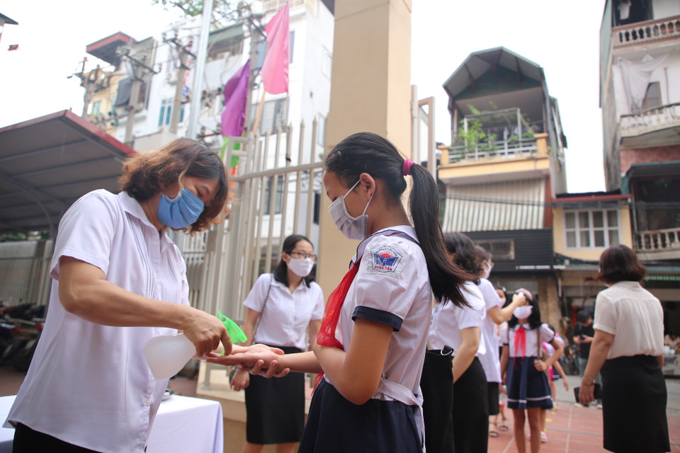 Trường Tiểu học Phúc Tân cũng cho hay, việc ăn bán trú sẽ được nhà trường tập trung đảm bảo vệ sinh. Các học sinh sẽ được rửa tay trước khi ăn, sử dụng đồ uống và khăn lau riêng. (Ảnh: Minh Sơn/Vietnam+)