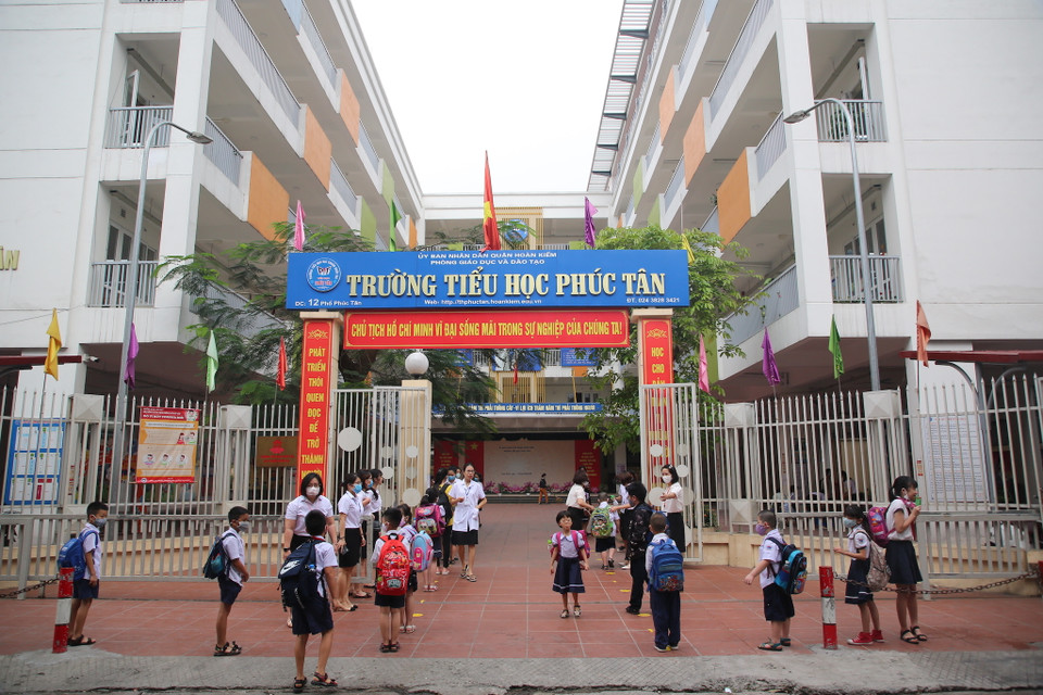 Cô Nguyễn Thị Phượng, Hiệu trưởng trường Tiểu học Phúc Tân cho hay, ngay từ 6 giờ 30 sáng, toàn bộ cán bộ công nhân viên nhà trường đã có mặt để hoàn tất công tác chuẩn bị đón các học sinh. (Ảnh: Minh Sơn/Vietnam+)