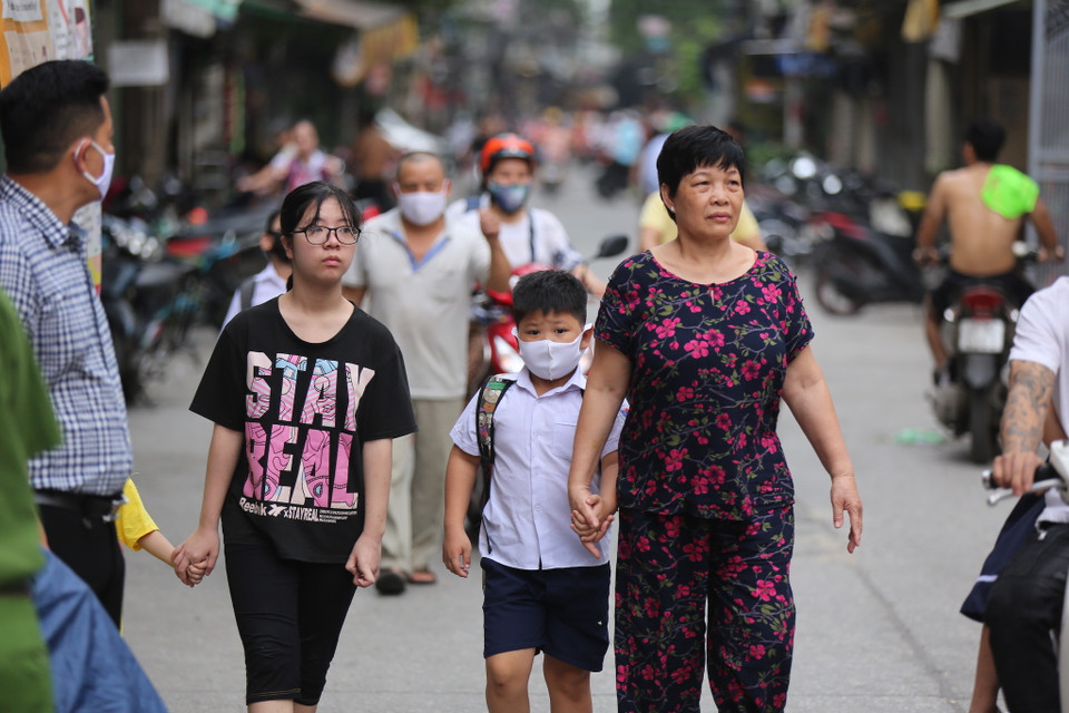 Các trường tiểu học tổ chức đón học sinh phải bố trí bố trí người đón và giao nhận học sinh tại cổng trường, không để phụ huynh hay những người không có nhiệm vụ vào trường. (Ảnh: Minh Sơn/Vietnam+) 