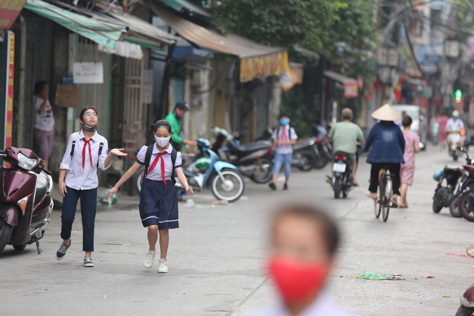 Hôm nay (11/5), sau gần 4 tháng nghỉ học, học sinh Tiểu học và mẫu giáo tại Hà Nội đã tập trung đến trường. (Ảnh: Minh Sơn/Vietnam+)