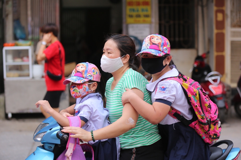Trước đó, nhà trường đã tổ chức tập huấn cho toàn bộ giáo viên nhà trường họp trực tuyến với phụ huynh học sinh. Các giáo viên chủ nhiệm có nhiệm vụ phổ biến chi tiết việc cần làm với học sinh và phụ huynh đảm bảo các con đến học an toàn lành mạnh. (Ảnh: Minh Sơn/Vietnam+)