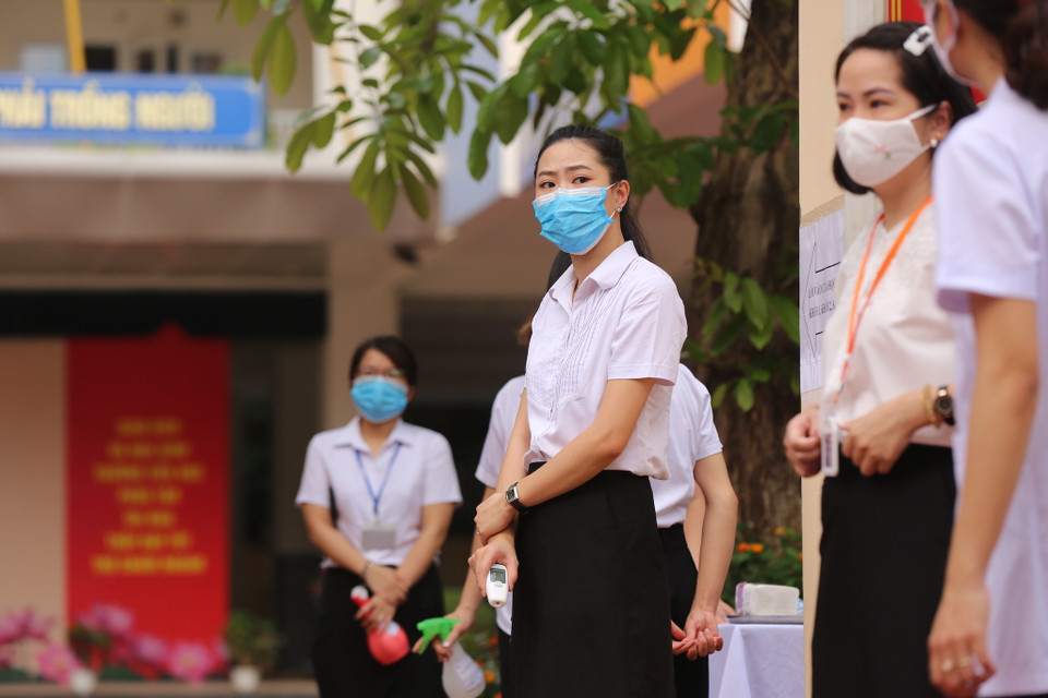 Các học sinh cũng được yêu cầu ra chơi trong lớp. Trước khi ra chơi, các học sinh cũng được đo thân nhiệt lại để đảm bảo an toàn. (Ảnh: Minh Sơn/Vietnam+)