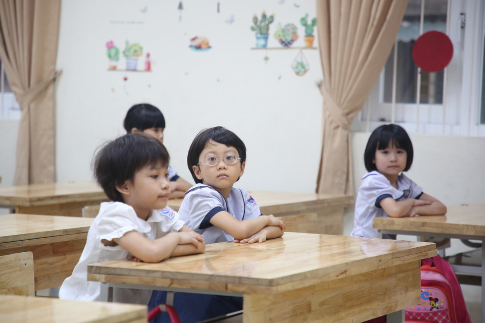 Buổi học đầu tiên, các học sinh cũng được phổ biến công tác phòng chống dịch COVID-19. (Ảnh: Minh Sơn/Vietnam+)