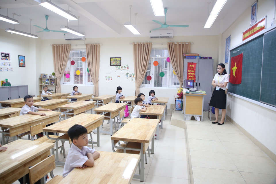 Trong sáng thứ Hai đầu tuần, 16 lớp tại trường cũng tổ chức chào cờ ngay trong lớp học. (Ảnh: Minh Sơn/Vietnam+)