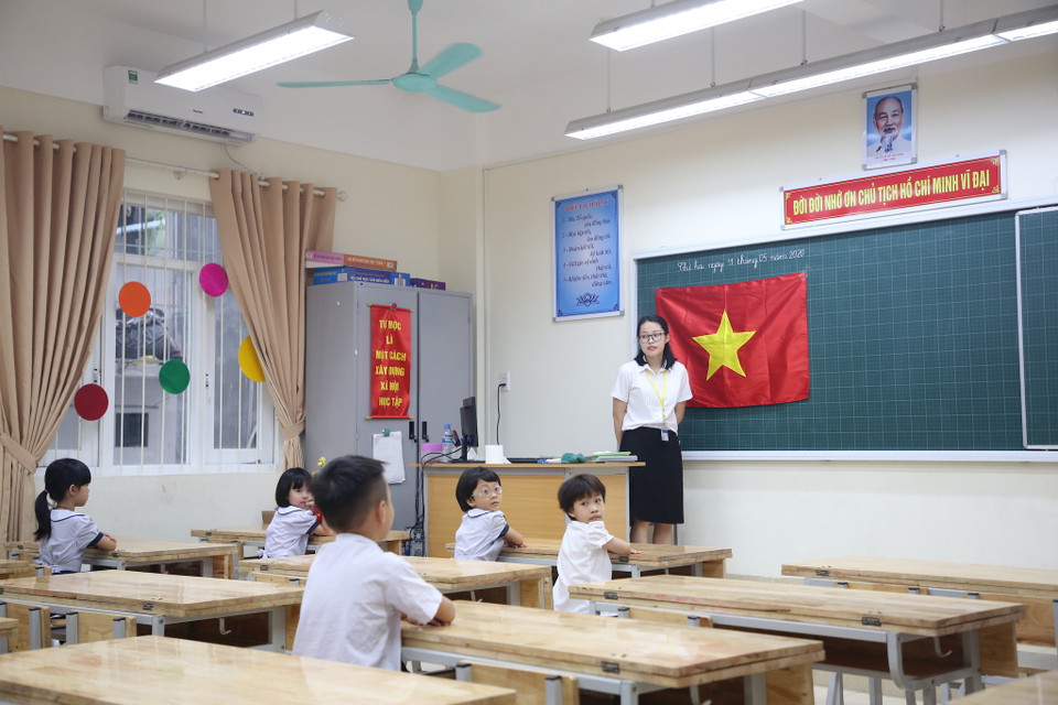 Các học sinh được sắp xếp chỗ ngồi giữ khoảng cách theo khuyến cáo của Bộ Y tế. (Ảnh: Minh Sơn/Vietnam+)