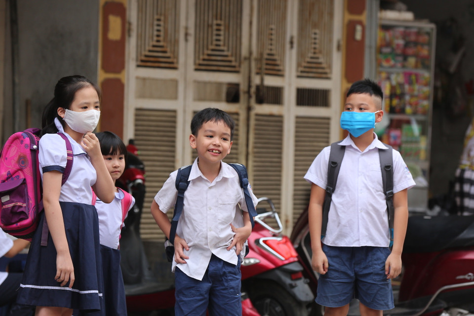 Trong không khí rộn ràng của ngày tựu trường đầu tiên sau gần 4 tháng nghỉ học, đa phần các học sinh đều tỏ ra vui vẻ, phấn khởi. (Ảnh: Minh Sơn/Vietnam+)