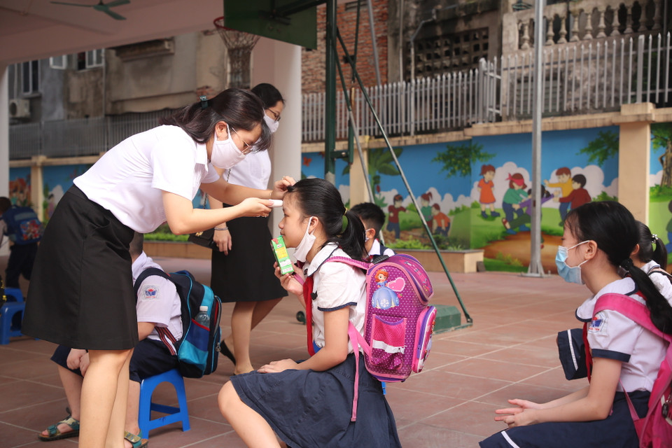 Nhà trường cũng chuẩn bị hàng ngàn khẩu trang để phát cho học sinh trong trường hợp các em chưa chuẩn bị. (Ảnh: Minh Sơn/Vietnam+)