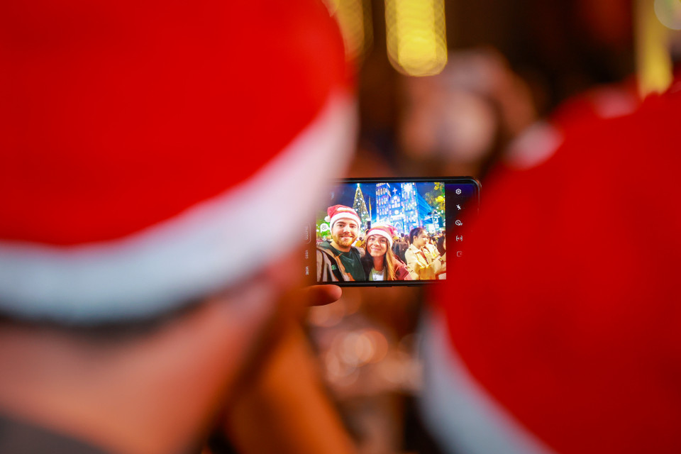 Mặc dù công việc rất bận rộn nhưng cặp đôi này cho biết vẫn muốn thưởng thức không khí Giáng sinh tại Hà Nội. (Ảnh: Minh Sơn/Vietnam+)