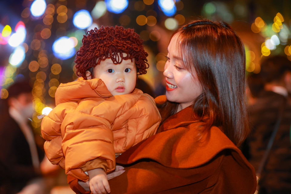 Nhiều người dân tỏ ra đặc biệt hào hứng với không khí Giáng sinh tại Nhà thờ Lớn, không bỏ lỡ cơ hội lưu lại những hình ảnh đẹp. (Ảnh: Minh Sơn/Vietnam+)