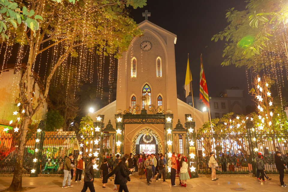 Dù không đông vui, tấp nập bằng Nhà thờ Lớn nhưng nhà thờ Hàm Long vẫn là địa điểm được nhiều người dân lựa chọn đến mỗi dịp Giáng sinh. (Ảnh: Minh Sơn/Vietnam+)