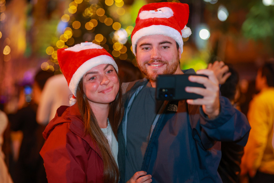 Jamie (phải, 28 tuổi) đến từ Vương quốc Anh hiện đang sinh sống tại Thành phố Hồ Chí Minh cho biết, anh cùng bạn gái mình đi công tác ở Hà Nội đúng dịp Giáng sinh. (Ảnh: Minh Sơn/Vietnam+)