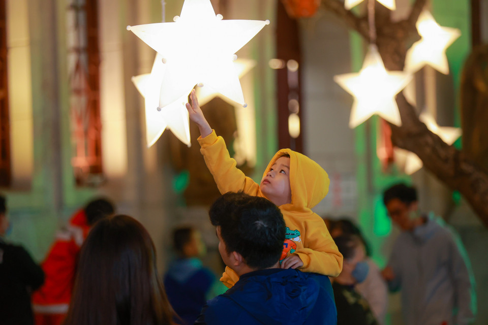Năm nay nhà thờ Hàm Long cũng được trang trí bằng hàng vạn bóng đèn led tạo nên một khung cảnh lung linh huyền ảo chưa từng có. (Ảnh: Minh Sơn/Vietnam+)
