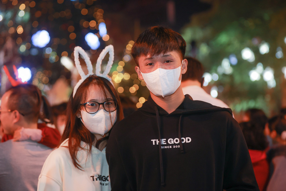 Ngọc Anh (21 tuổi, sinh viên) đón Giáng sinh cùng bạn trai mình. Bạn hào hứng chia sẻ, năm nay mình cùng bạn trai đến Nhà thờ Lớn để trải nghiệm không khí Giáng sinh đặc biệt. (Ảnh: Minh Sơn/Vietnam+)