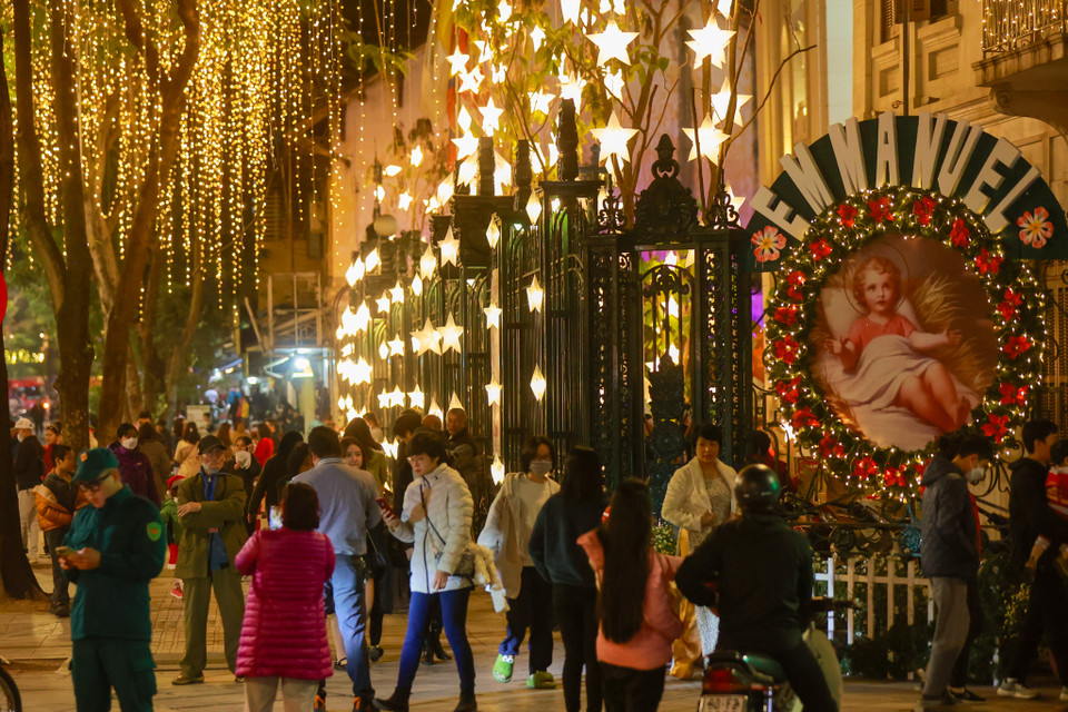 Nhà thờ Hàm Long cũng là một trong những nhà thờ đẹp nhất Thủ đô đặc biệt trong dịp Noel. (Ảnh: Minh Sơn/Vietnam+)