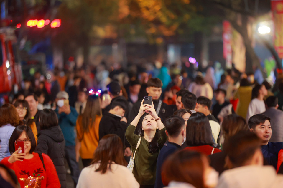 Giáng sinh năm nay rơi đúng vào ngày cuối tuần, trời không mưa, không khí se lạnh tạo điều kiện lý tưởng cho người dân đi chơi. (Ảnh: Minh Sơn/Vietnam+)