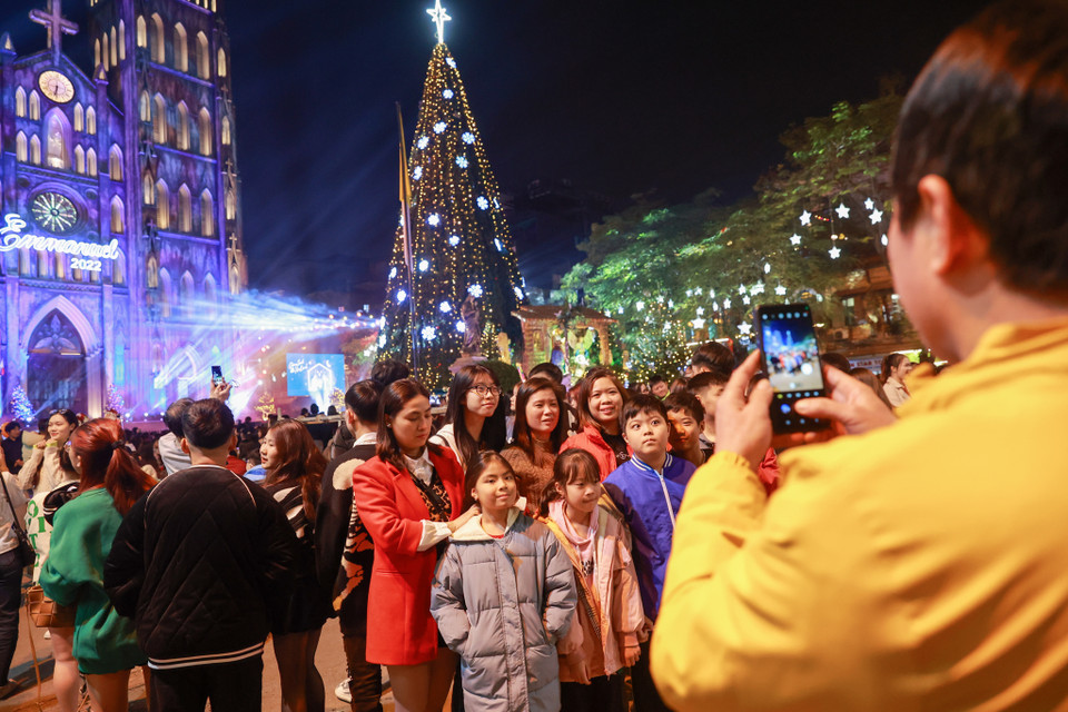 Thời điểm 19 giờ, hàng nghìn người dân đổ về khu vực Nhà thờ Lớn thưởng thức các tiết mục biểu diễn nghệ thuật. (Ảnh: Minh Sơn/Vietnam+)