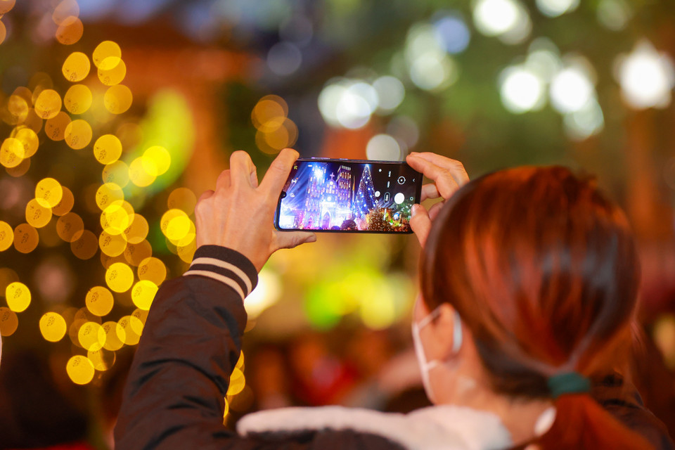 Nhà thờ Lớn lung linh, rực rỡ sắc màu trong đêm Giáng sinh. (Ảnh: Minh Sơn/Vietnam+)