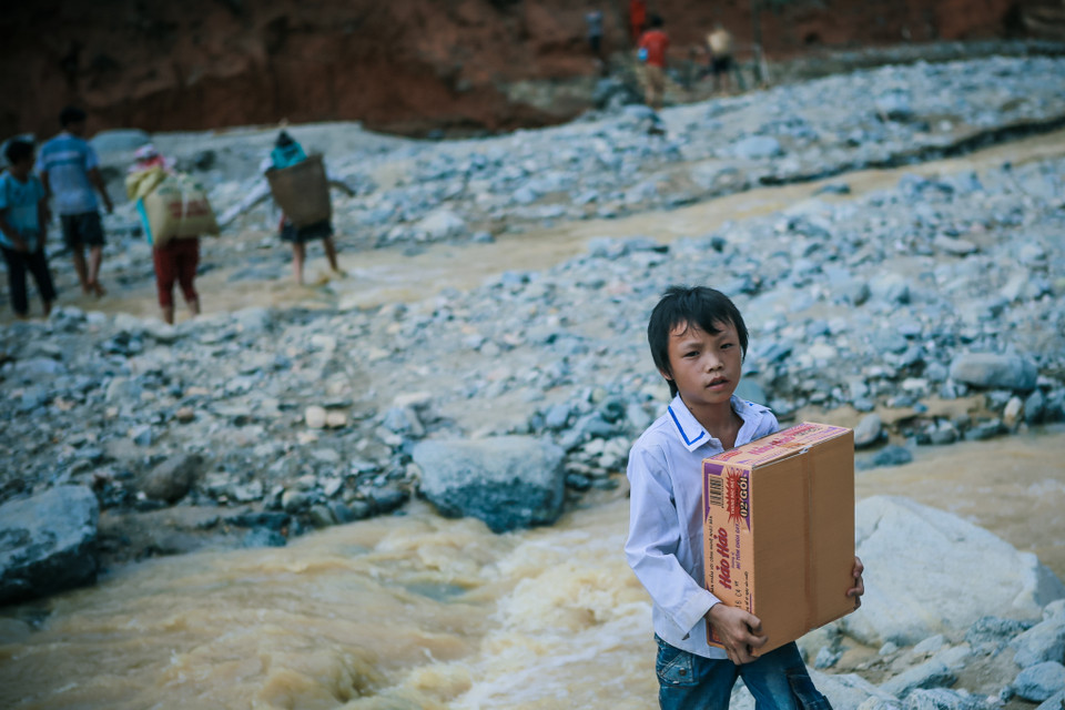 Không biết đến bao giờ, nụ cười mới trở lại trên môi các em. 