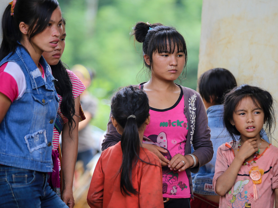 Vẻ lo âu hiện rõ trên khuôn mặt các em. 