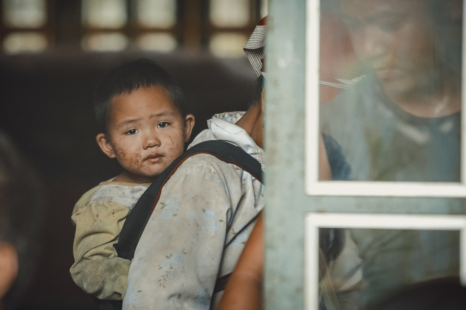 Ánh mắt mệt mỏi của một đứa bé khi chứng kiến cảnh cả làng mình, thôn Ky Công Hồ (huyện Bát Xát, Lào Cai) phải chạy thoát thân khi đất lở, lũ về. 